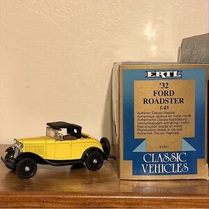 ERTL Classic Vehicles ‘32 Ford Roadster Die Cast Car